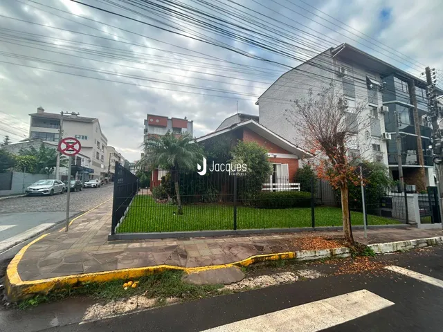 Fachada de uma residência em Lajeado, Brasil, com cerca e jardim frontal.