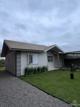 Fachada de uma casa térrea em Lajeado, Brasil, com jardim gramado e área de acesso de cascalho.