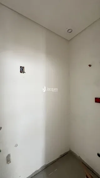 Corredor interno de um imóvel em Lajeado, Brasil.