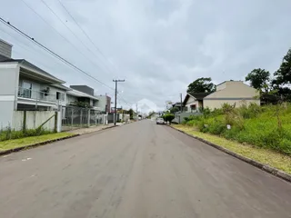 Vista da rua com residências em Lajeado, Brasil.