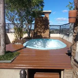 Piscina externa com deck de madeira em uma propriedade em Lajeado.