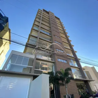 Fachada de um prédio residencial alto em Lajeado, Brasil, sob céu azul.