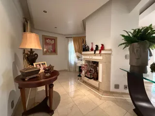 Sala de estar com lareira e piso de cerâmica.