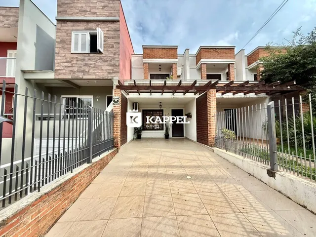 Fachada de um imóvel residencial com alvenaria de tijolos e área de entrada coberta em Lajeado, Brasil.