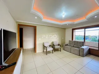 Sala de estar com paredes claras e grande janela.