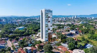 Vista aérea de uma área urbana com edifícios e vegetação na região de Lajeado.