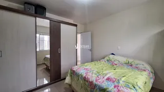 Quarto com cama e armário de madeira em um imóvel.