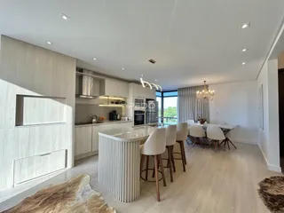 Vista de uma cozinha moderna e área de jantar em um imóvel no Brasil.