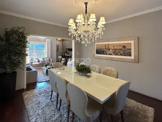 Ambiente interno de uma sala de jantar com mesa e cadeiras em um imóvel no Brasil.