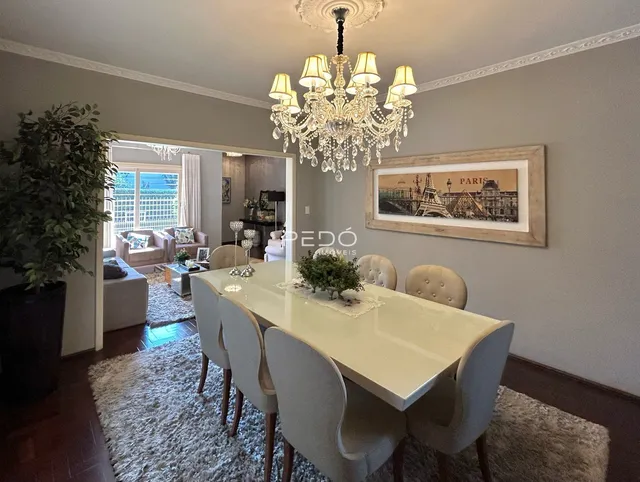 Ambiente interno de uma sala de jantar com mesa e cadeiras em um imóvel no Brasil.