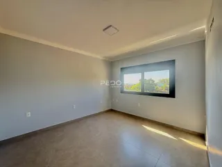Sala de estar com piso de cerâmica e grande janela.