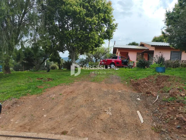 Vista externa da residência em Lajeado com vegetação e estrada de terra.