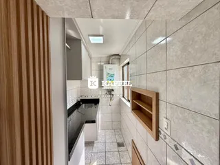 Hall de corredor com revestimento de azulejos e prateleiras de madeira.