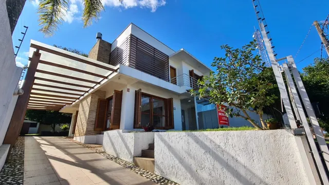 Fachada de uma residência em Lajeado, Brasil, mostrando a entrada e o telhado.