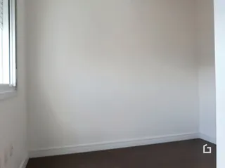 Parede interna lisa com rodapé em um imóvel.