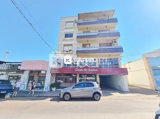 Fachada de um prédio comercial em Lajeado, Brasil, com um restaurante no térreo.