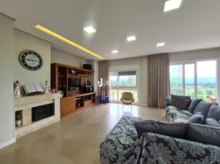 Sala de estar com lareira e piso claro.