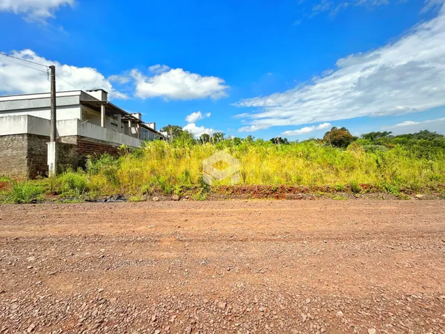 Vista externa de uma residência em Lajeado com vegetação alta na frente.