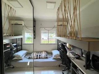 Quarto com janela e ar condicionado em um imóvel no Brasil.