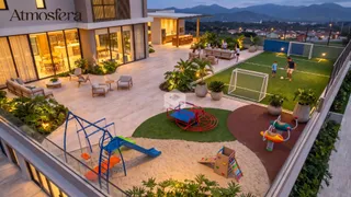 Vista de uma área de lazer externa com gramado, playground e deck em uma residência.