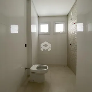 Banheiro com piso claro e paredes brancas.