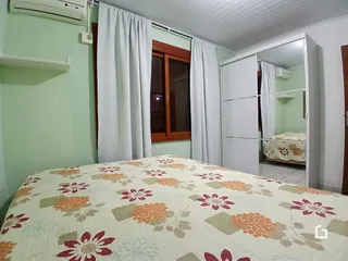Quarto com cama e janela em um imóvel.