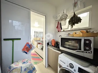 Vista interna de uma cozinha com porta aberta em Lajeado, Brasil.