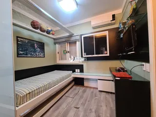 A foto mostra um quarto com cama e armário em um imóvel.