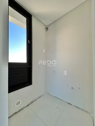 Vista interna de um cômodo com janela e teto branco.
