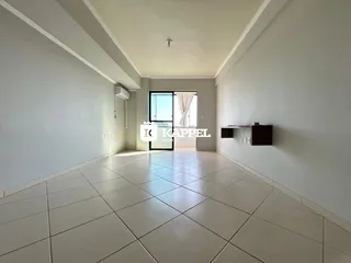 Hall de entrada com piso de cerâmica claro e ar-condicionado instalado.