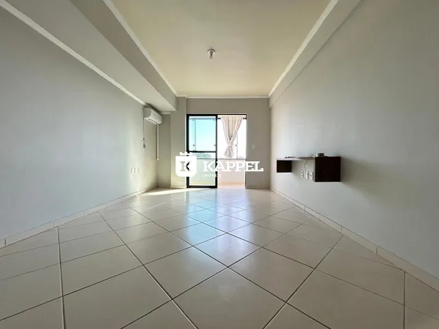 Hall de entrada com piso de cerâmica claro e ar-condicionado instalado.