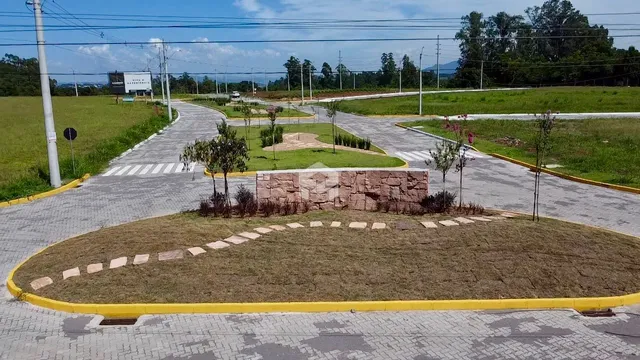Vista externa de uma propriedade com estradas e área gramada em Lajeado.
