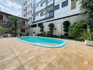 Foto de uma piscina e área externa com piso de cerâmica.