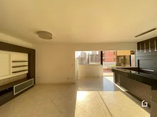 Interior de uma área com piso de cerâmica e abertura para outra sala.