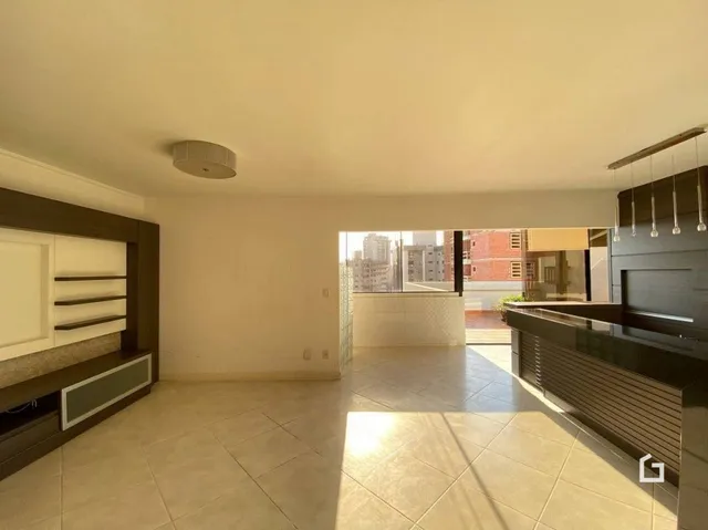 Interior de uma área com piso de cerâmica e abertura para outra sala.