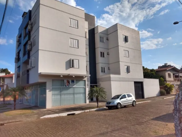 Fachada de um prédio residencial em Lajeado, Brasil, com vários andares e varandas.