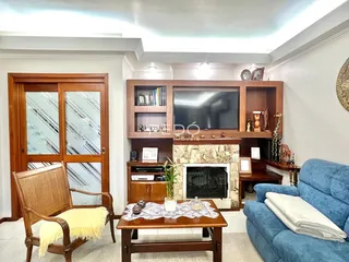 Sala de estar com lareira e móveis de madeira.