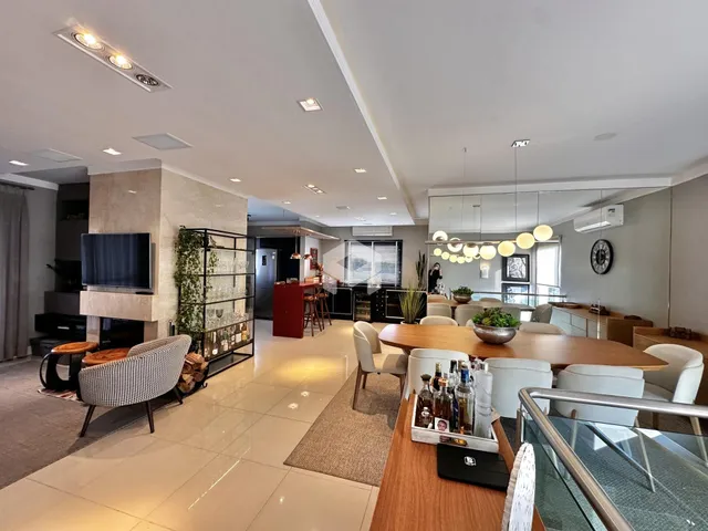 Sala de estar e jantar moderna com piso de porcelanato claro.