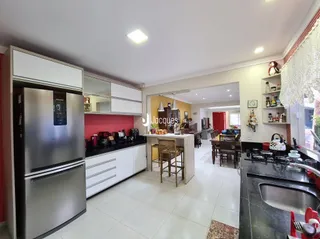 Sala de estar com cozinha moderna em um imóvel no Brasil.