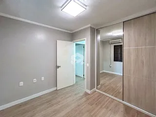 Hall de entrada com piso de madeira clara em uma residência no Brasil.