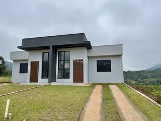 Fachada moderna de uma casa em Lajeado, Brasil, com jardim frontal.