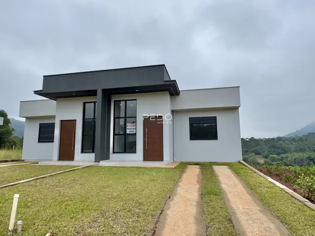 Fachada moderna de uma casa em Lajeado, Brasil, com jardim frontal.