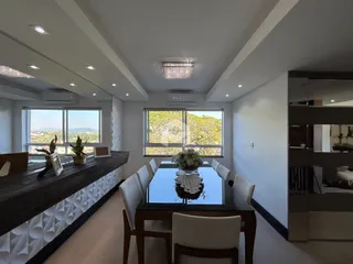 Uma sala de jantar moderna com grandes janelas e piso claro.