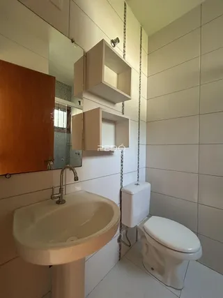 Foto de um banheiro com pia e vaso sanitário em um imóvel.