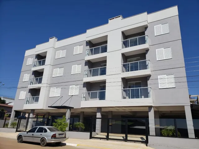 Fachada moderna de um prédio residencial em Lajeado, Brasil, com varandas e revestimento claro.