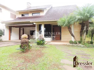 Fachada de uma casa residencial em Lajeado, Brasil com jardim frontal.