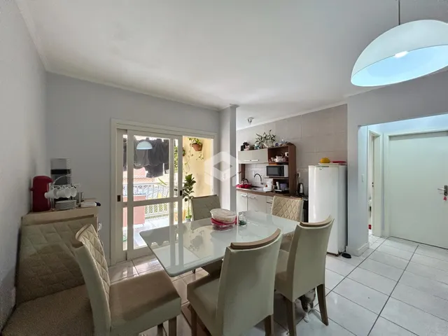 Sala de estar com mesa de jantar e acesso a uma área externa.