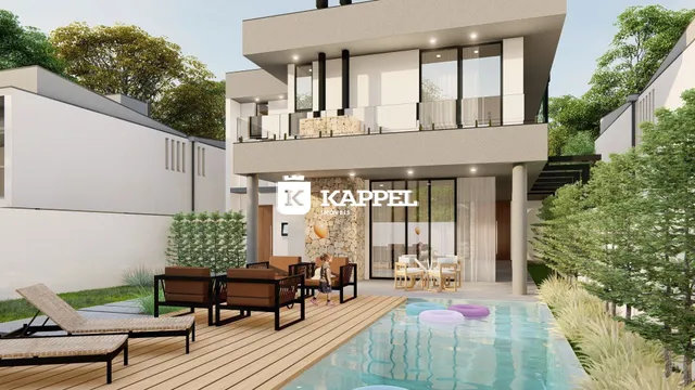 Foto de uma piscina externa com deck de madeira em uma residência moderna.
