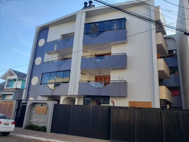 Fachada de um prédio residencial em Lajeado, Brasil com varandas azuis.