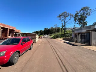 Vista da rua com duas construções ao fundo em Lajeado, Brasil.